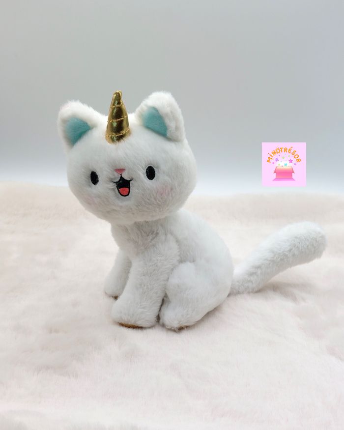 Peluche doudou chat blanc licorne Akiko 20 cm éditions Auzou 2022 bleu doré TTBE