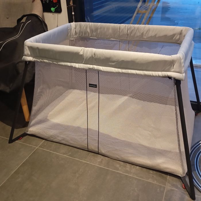 Lit parapluie babybjorn light argent très bon état comme neuf