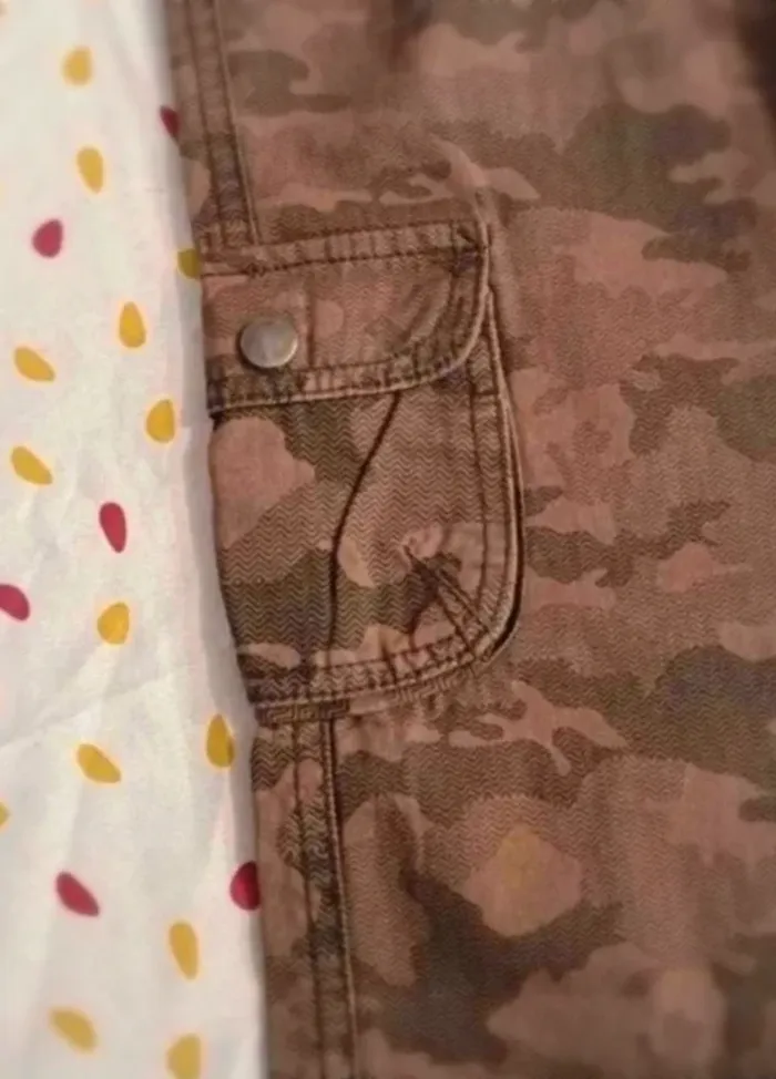 Pantalon  camouflage  très bon  état  9  ans - photo numéro 2
