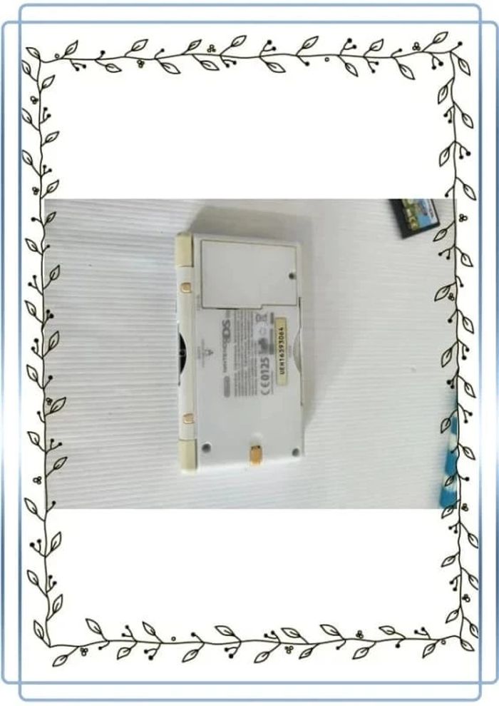 Lot nintendo ds avec une nintendo blanche en bon état mais il y'a des traces + 3 jeux - photo numéro 9