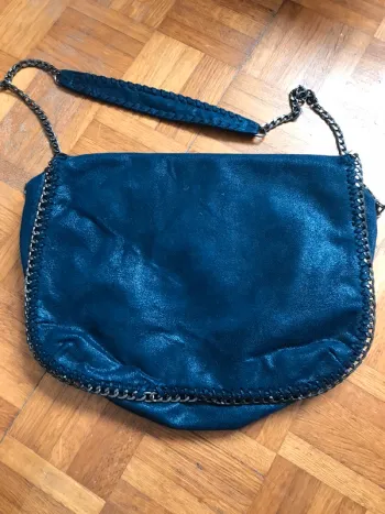 Sac en daim bleu avec chaînes