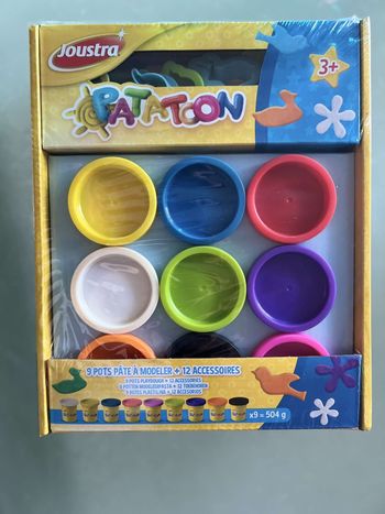 9 pâtes à modeler avec ses 12 accessoires (neuf sous emballage)