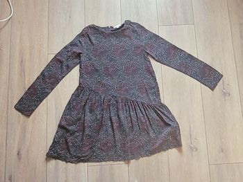 Tres belle robe fluide grise  avec point rouge et blanc. Fille 10 ans. Marque Vertbaudet