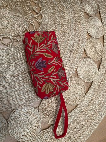 Trousse en velours rouge brodée