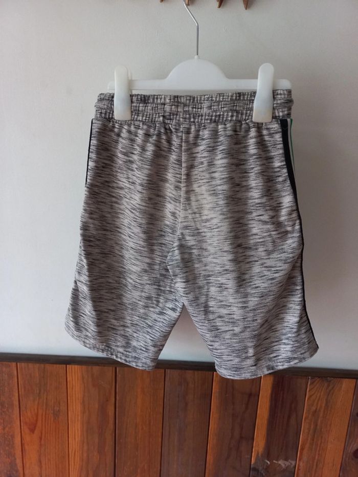 Bermuda gris avec bandes vertes - photo numéro 3