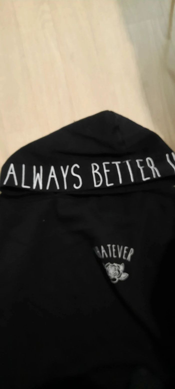 Pull à capuche noir jennyfer taille S avec écriture - photo numéro 3