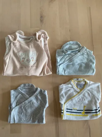 Lot 4 bodys + salopette - taille 0 mois