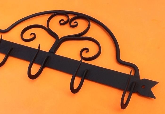 Ancien support mural à Cochonnaille Fer forgé à décor motifs de volutes - photo numéro 6