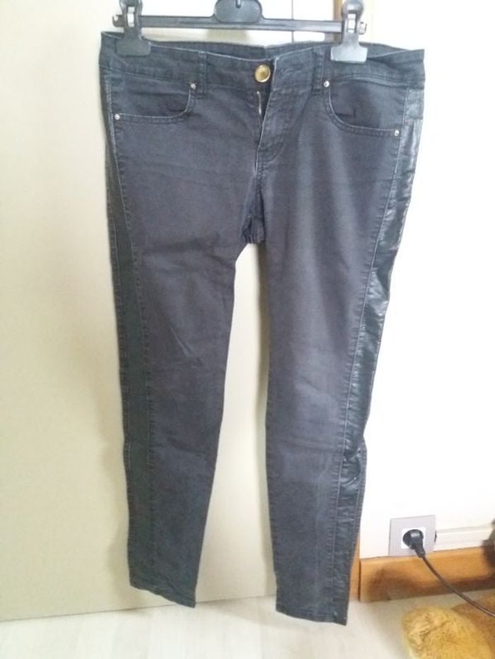 Jeans noir avec bande en cuir noir