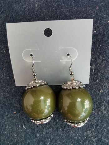 Boucles d'oreilles pendantes kaki