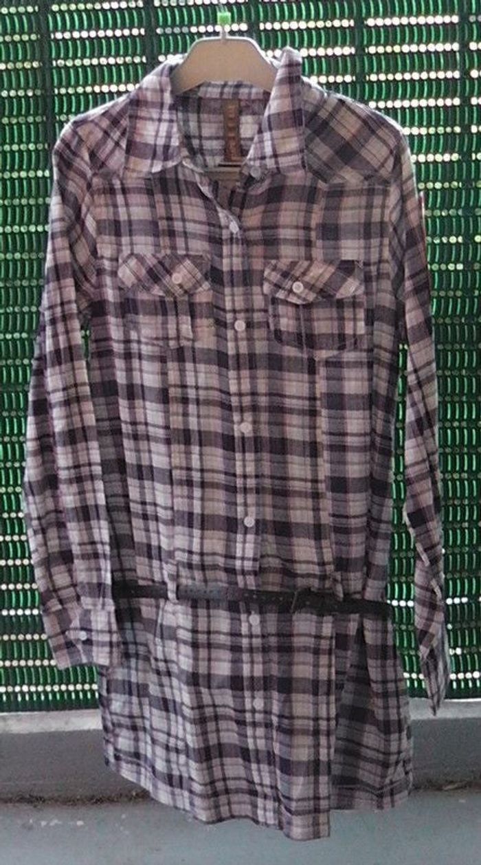 Chemise à carreaux, manches longues, avec ceinture.