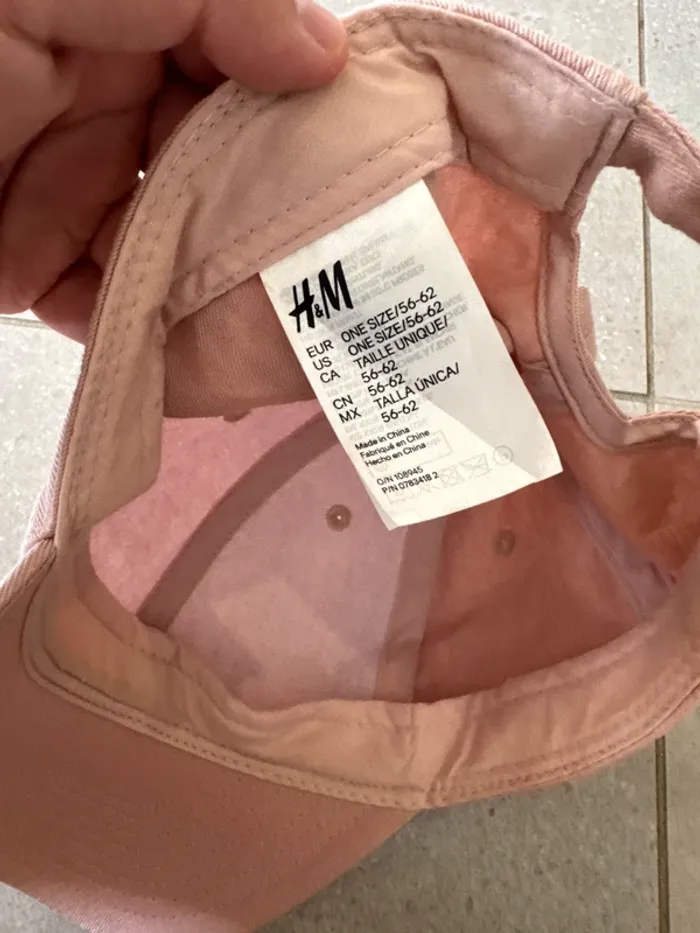 Casquette rose clair H&M, bon état mais il y a des petites traces à l'intérieur , taille 56/62 - photo numéro 5