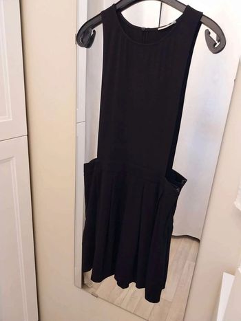 Robe noire originale ouverte  cote  T38