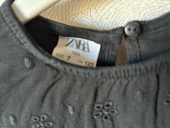 Très joli t-shirt tunique broderies anglaises 7 ans Zara