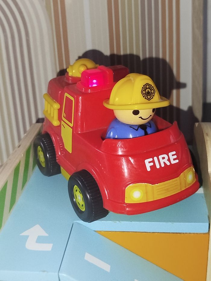 🟣 Djeco Petit garage en bois et véhicules - photo numéro 2