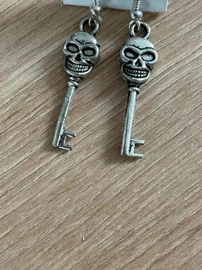 Boucle d’oreille clé tête de mort argenté - photo numéro 2