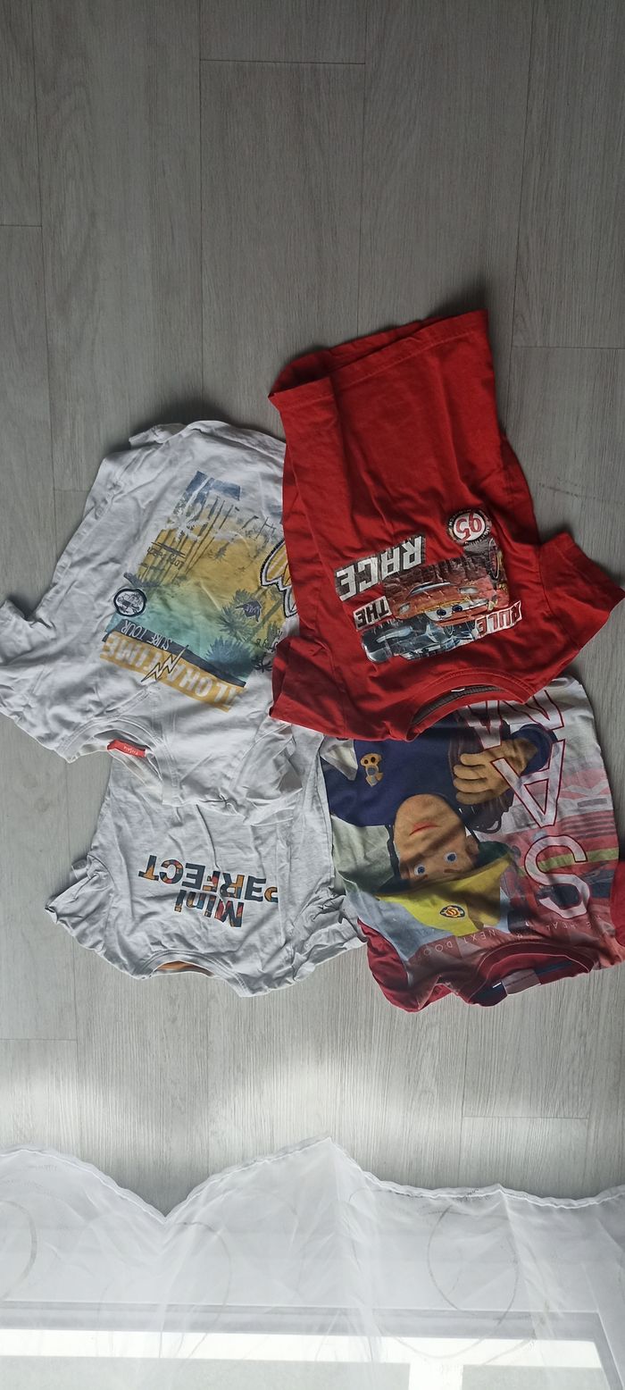 Lot de 4 tee shirts manches courtes taille 6 ans