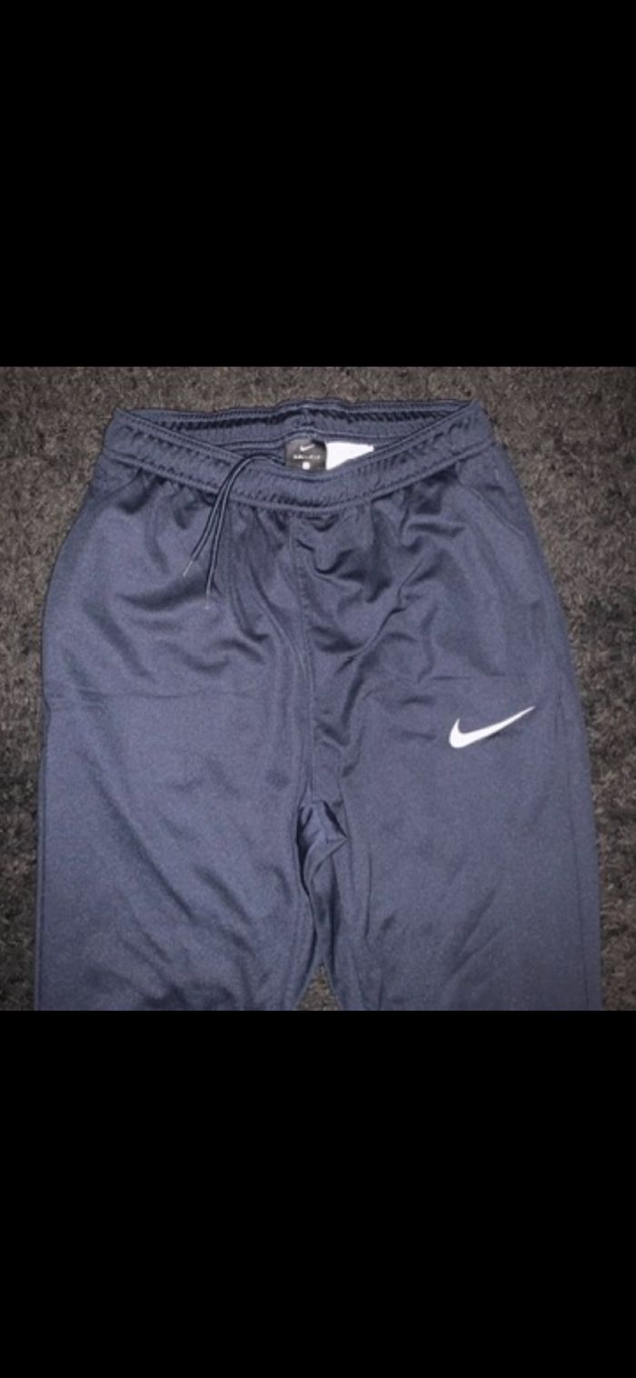 Ensemble nike neuf bleu marine pantalon et tee shirt mis à peine1fois - photo numéro 9