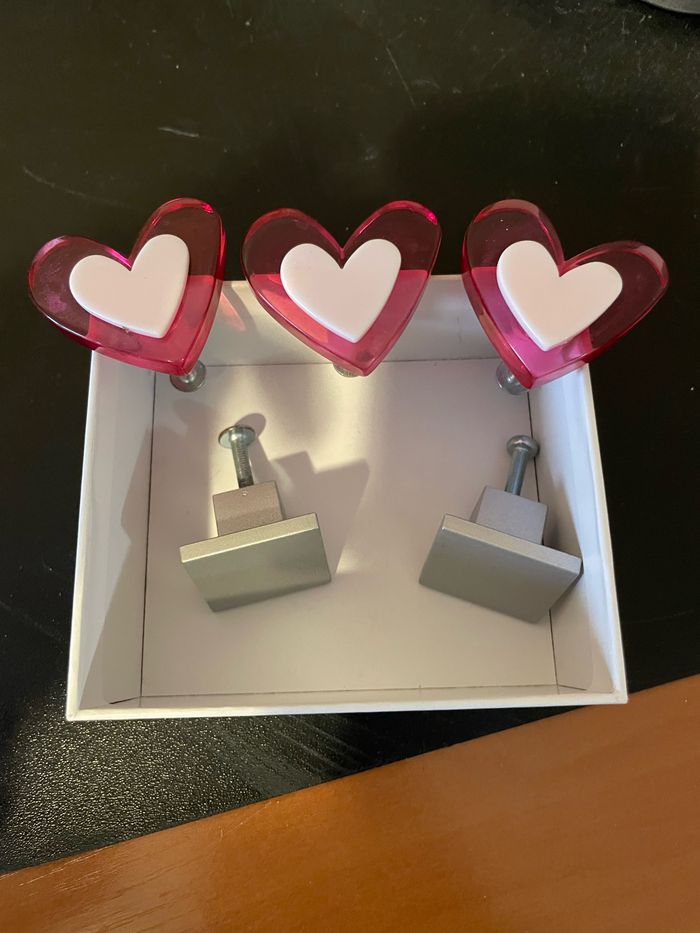 Vends BOUTON ou POIGNÉE DE TIROIR COEUR COULEURS POUR POIGNÉE MEUBLE ENFANTS en très bon état 3 cœurs et 2 carré