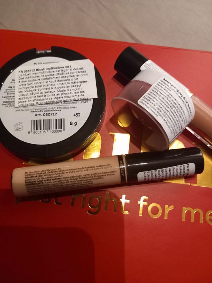 Offre  Set 1 blush multicolore,  1 cache cernes,  un exfoliant lèvres et un gloss lèvres - photo numéro 2
