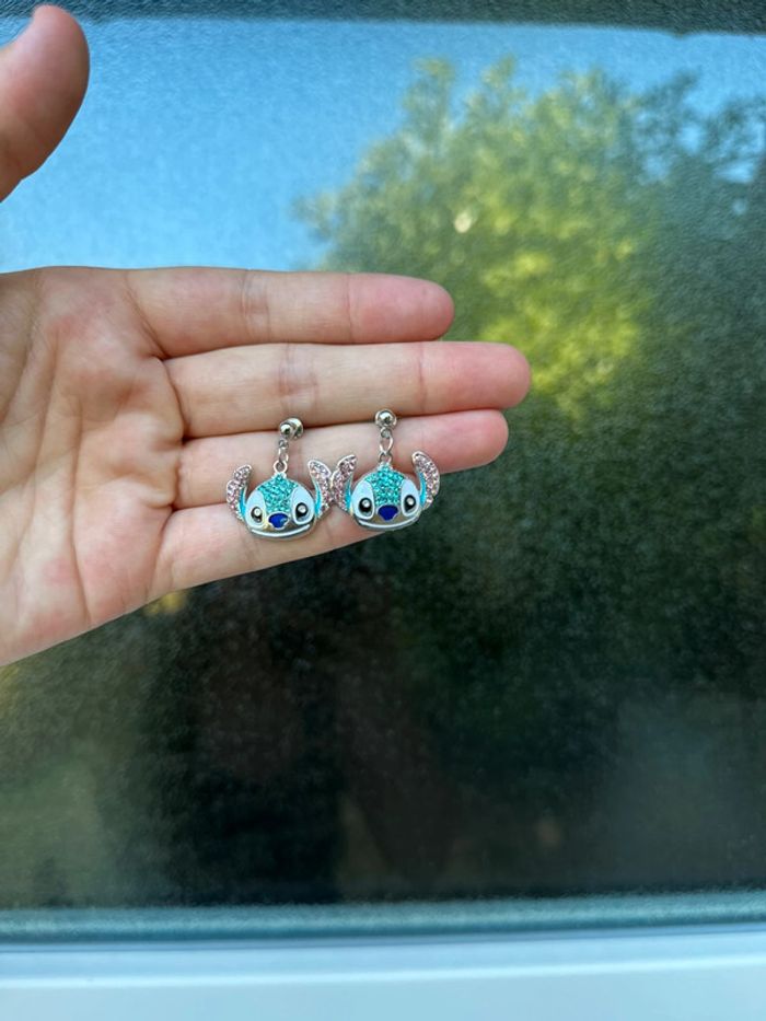 Boucle d’oreille Stitch neuf