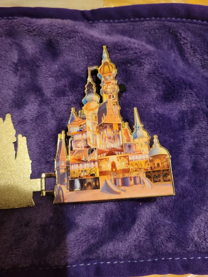 Grande broche pins château raiponce - photo numéro 4