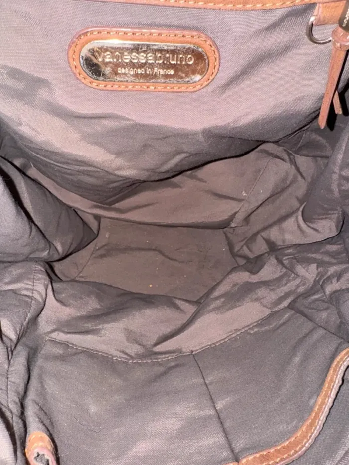 Sac fourre tout en cuir Vanessa Bruno, avec bandoulière  il y a quelques marques d'usures, 38*32cm - photo numéro 9