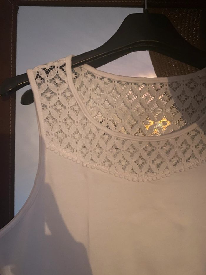 Joli tee-shirt blanc avec dentelle - photo numéro 2