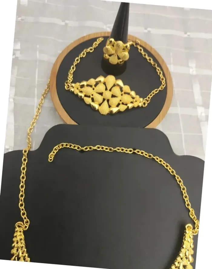 Parure de bijoux dorés sophistiquée - photo numéro 5