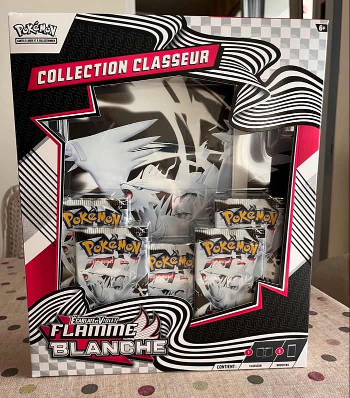 Coffret Collection Classeur Flamme Blanche EV 10.5 Pokémon