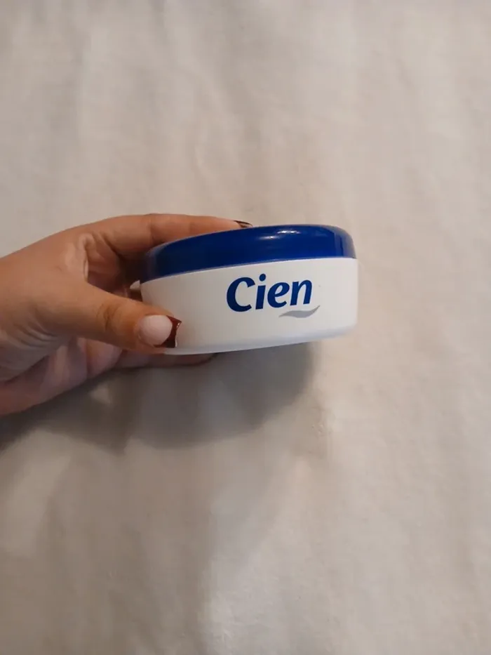 Crème visage & corps neuf jamais ouvert - photo numéro 2