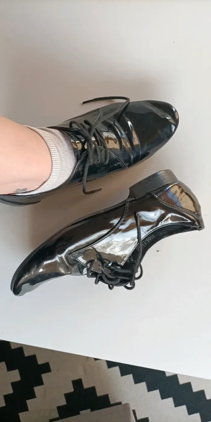 Derbies vernies