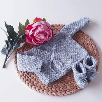 Vêtement layette brassière gilet kimono cache-coeur 30 % laine  tricoté main bébé naissance