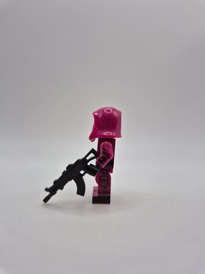 Figurine type lego soldat garde Squid Game - photo numéro 2