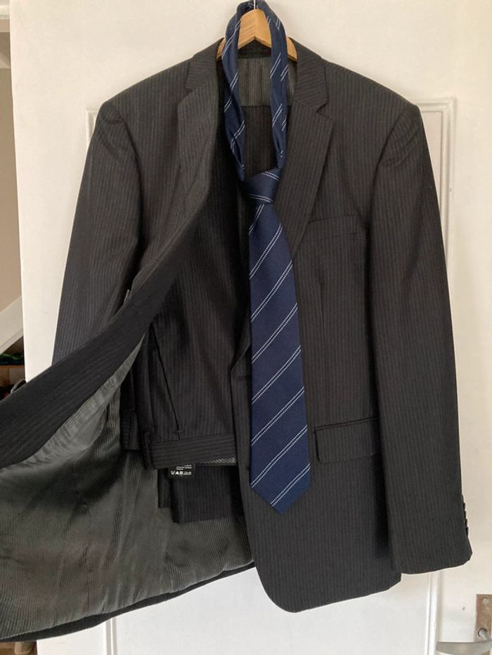 Costume veste pantalon cravate