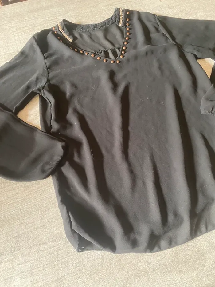 Haut noir fluide à perles – col V élégant et féminin - photo numéro 3