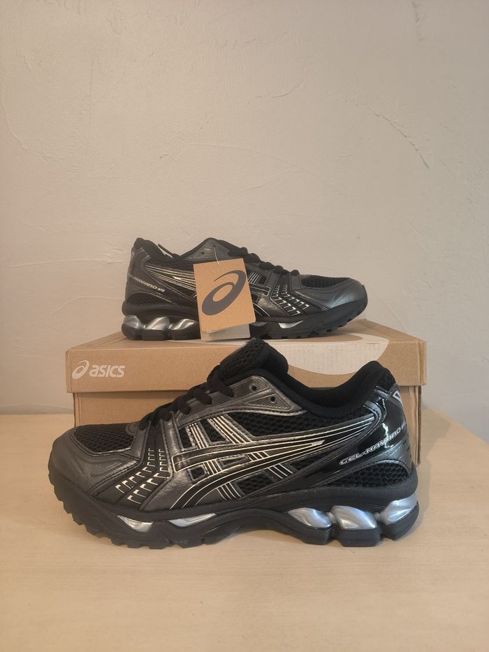 Asics gel Kayano noir et grise taille 43.5 neuve