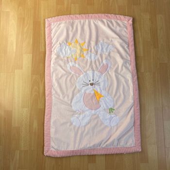 Plaid enfant Little Miracles rose à motif lapin - 70 x 105 cm