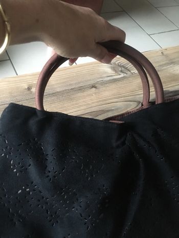 Jolie petit sac à main ajourée à anse