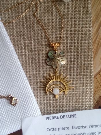 Collier fleur de n'a'c'r'e et pierre de lune