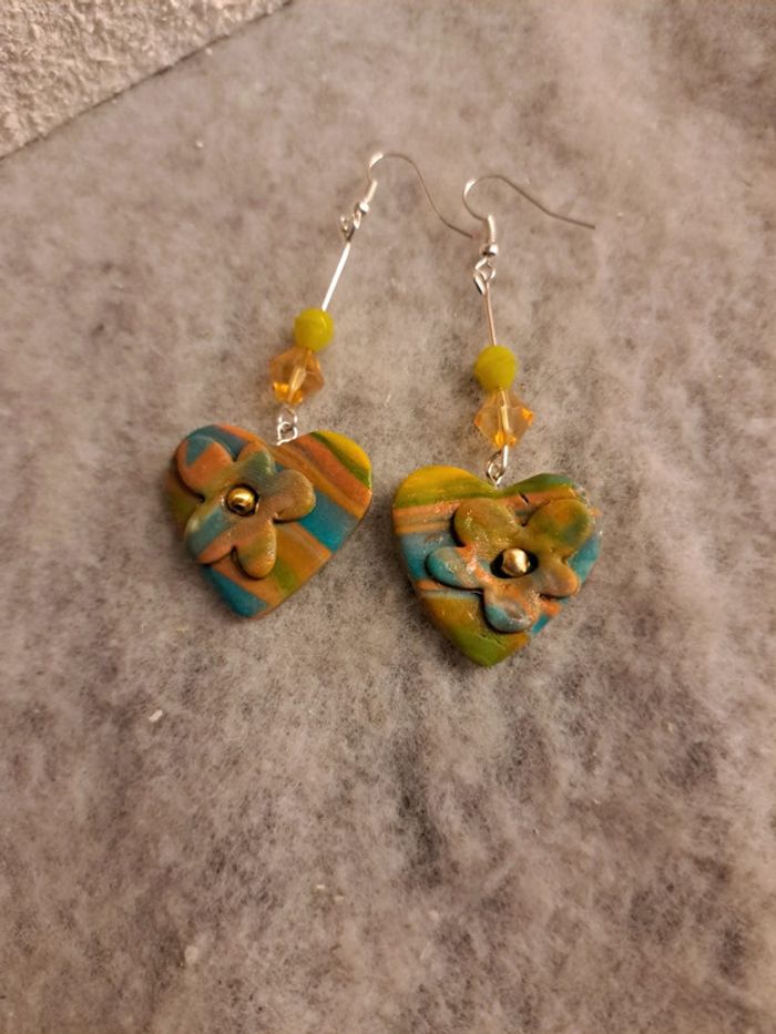 Boucles d'oreilles pendante avec pâte polymere cœur multicolore - photo numéro 3