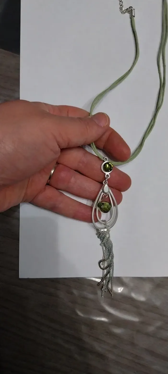 Collier fantaisie argenté et vert. Neuf - photo numéro 2