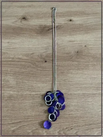 Collier couleur argent et violet