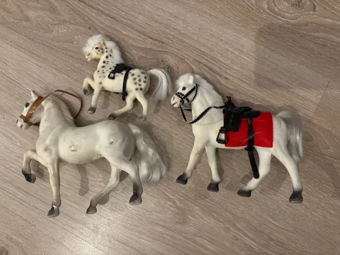 Lot de trois figurines chevaux - photo numéro 4