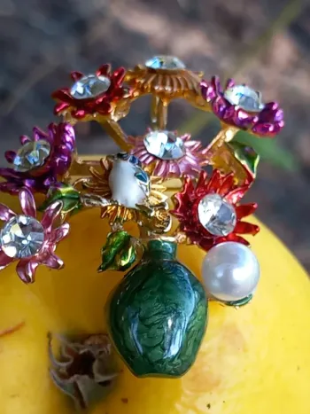 Broche en norme de vase avec son bouquet de fleur multicolore, très belle pour annoncer le printemps