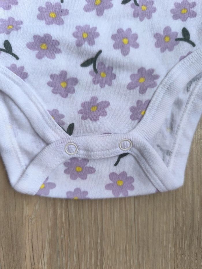 🌸 Body à bretelles Kiabi – 3 mois – Blanc & fleurs violettes 💜 - photo numéro 2
