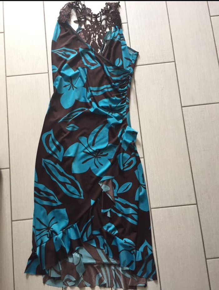Robe été moulante hibiscus broderie derrière