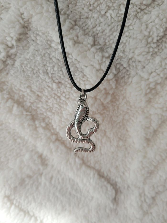 Collier avec un pendentif en forme de serpent