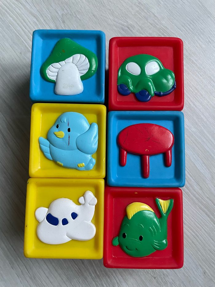 6 cubes en plastique