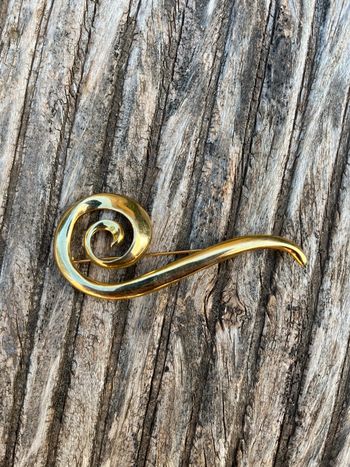 Broche dorée spirale, musicale